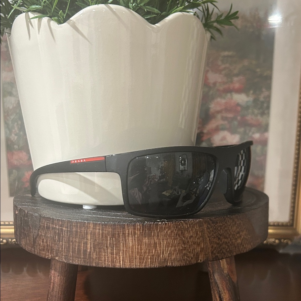 Prada Black and Red Sunglasses with original case - Picture 1 of 4